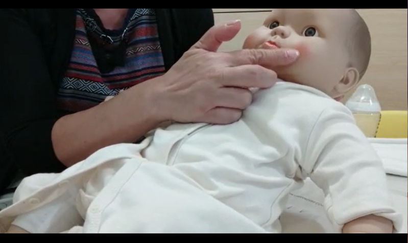 千萬別因不懂幫嬰兒穿衣服，而令他皮膚敏感，或更嚴重的導致骨折